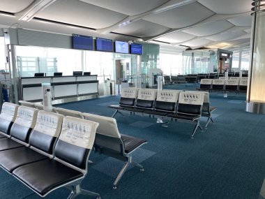 Tokyo, Japonya - 30 Mart 2020 'de Coronavirus COVID-19 pandemik tecrit sırasında HND Haneda Uluslararası Havalimanı' nın boş kapısında. Toyko Japonya 'da yurt içi ve uluslararası uçuşlara yasak