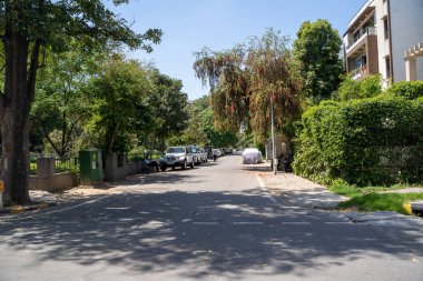 Yeni Delhi, Hindistan - 29 Mart 2020: Delhi, Hindistan 'daki Jor Bagh mahallesindeki sokakları görmek