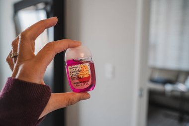 Maple Grove, Minnesota - 15 Nisan 2020: Hand, ahududu limonlu şerbet kokusunda Bakteriyel El dezenfektanı tutuyor