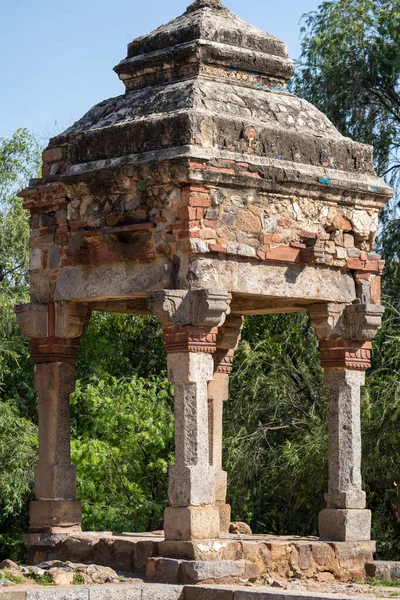 Lodi Garden 'daki bir mezarda antik taş kule - Yeni Delhi, Hindistan