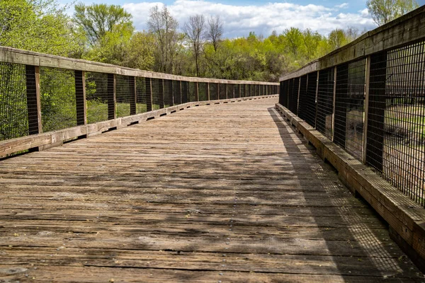 미네소타주 메이플 그로브 공원의 산책로를 크리크 공원에 내리는 다리가 각도로 — 스톡 사진