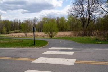 Üç Nehir Parkı Bölgesi 'nin bir parçası olan Maple Grove Minnesota' daki Elm Creek Parkı 'nda yaya geçidi.