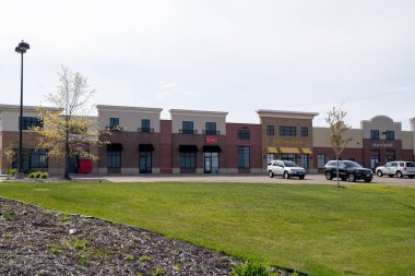 Maple Grove, Minnesota - 14 Mayıs 2020: Arbor Lakes bölgesindeki bir alışveriş merkezinin ve küçük mağazaların dış görünüşü