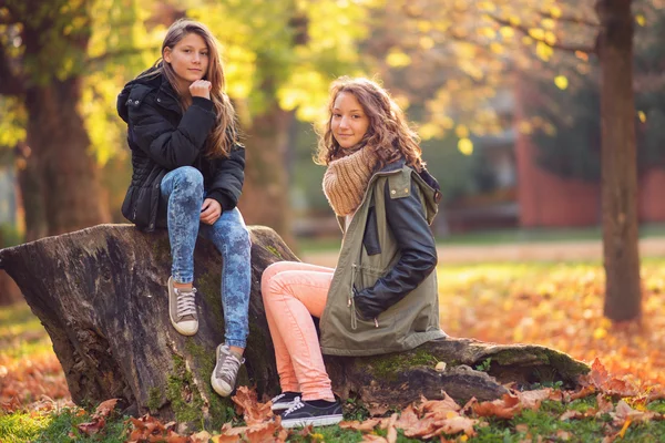 Tonåring flicka i parken — Stockfoto