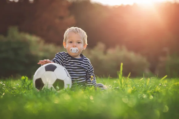 Unge fotboll palyer — Stockfoto