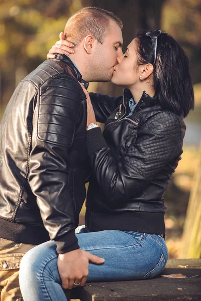 Casal jovem namoro no parque — Fotografia de Stock