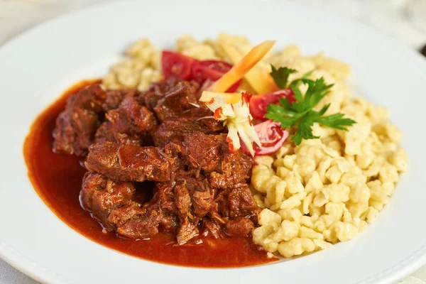 Guisado de carne com macarrão — Fotografia de Stock