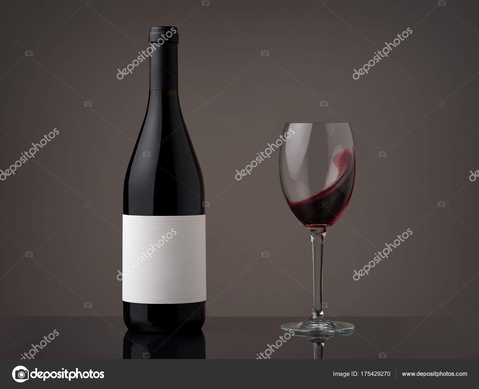 Butelka Wina Lampka Czerwone Wino Fala Szklance Zdjęcie Stockowe
