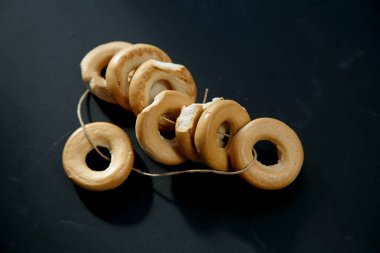 Siyah bir zemin üzerine karışık simit