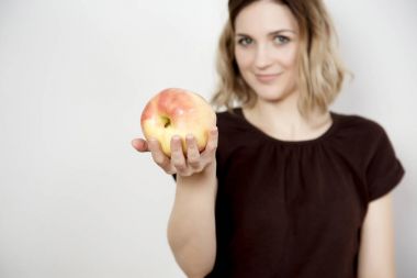 Güzel kız lezzetli çikolata yiyor