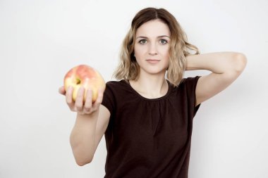 Güzel kız lezzetli çikolata yiyor