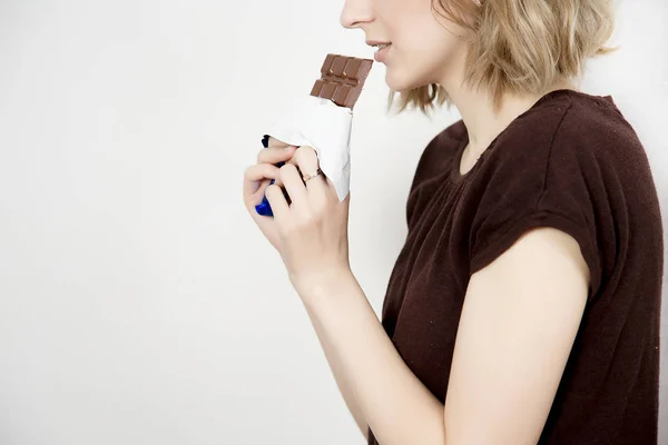美しい少女は、おいしいチョコレートを食べる — ストック写真