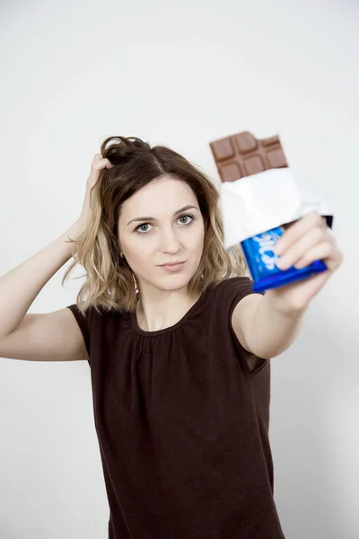 美しい少女は、おいしいチョコレートを食べる — ストック写真