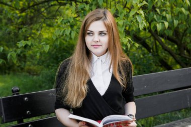 Kız okuma kitabı / öğrenci kitap okuma / park /Beautiful öğrenci