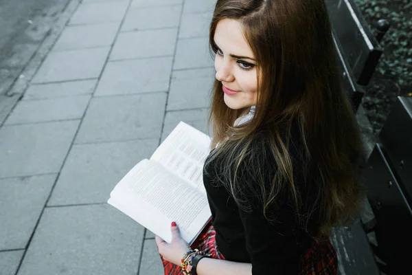Meisje leesboek / student lezen van een boek / in park /Beautiful student studeert — Stockfoto