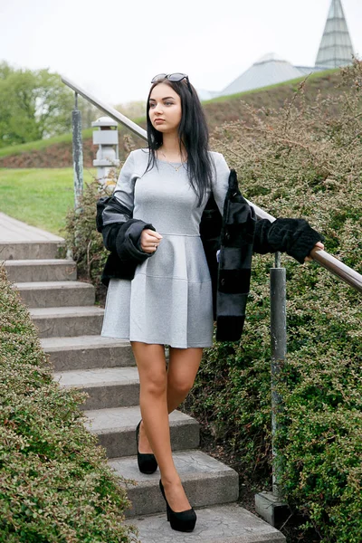 Chica caminando / hermosa chica en el parque / vista de Varsovia — Foto de Stock