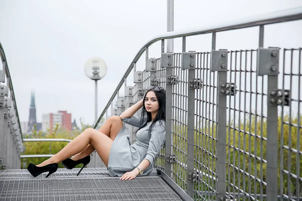 Fille marche / belle fille dans le parc / vue sur Varsovie — Photo