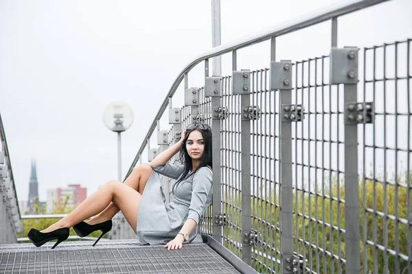 Chica caminando / hermosa chica en el parque / vista de Varsovia — Foto de Stock