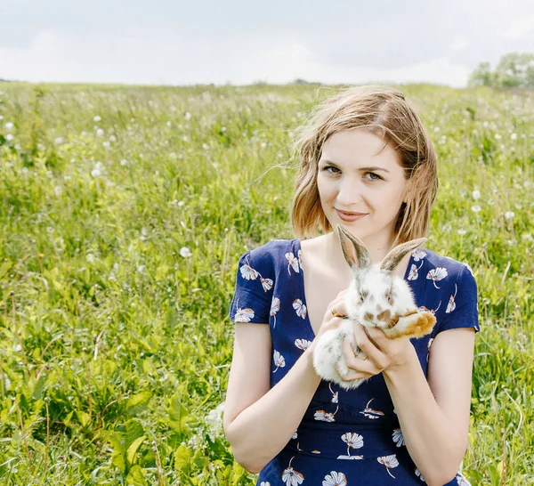Молодая Девушка Кроликом Женщина Держит Кролика Руках Домашние Животные Зеленом — стоковое фото