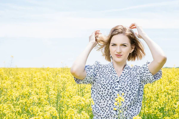 Meisje Jurk Een Veld Weg Buurt Van Een Gebied Van — Stockfoto