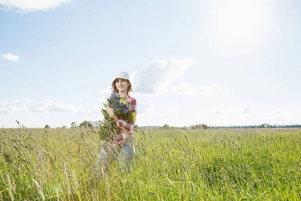 Een Meisje Het Veld Verzamelt Bloemen Veld Bloemen Een Mandje — Stockfoto