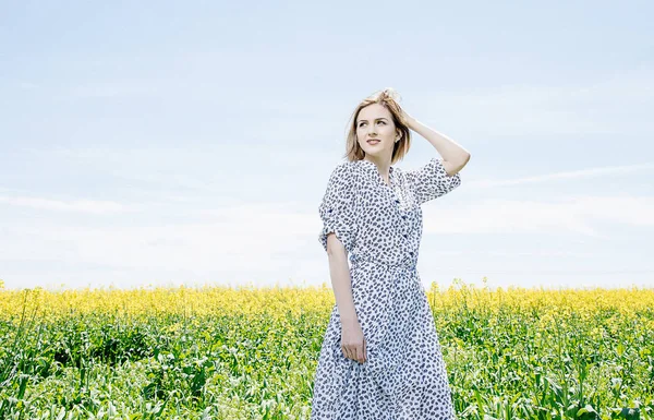 Meisje Jurk Een Veld Weg Buurt Van Een Gebied Van — Stockfoto