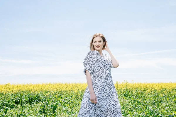 Meisje Jurk Een Veld Weg Buurt Van Een Gebied Van — Stockfoto