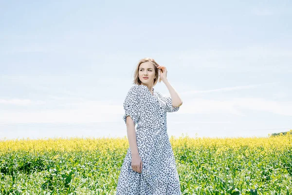 Girl Dress Field Road Field Yellow Rape Young Woman Sits — Stock Photo, Image