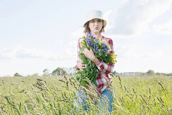 Een Meisje Het Veld Verzamelt Bloemen Veld Bloemen Een Mandje — Stockfoto