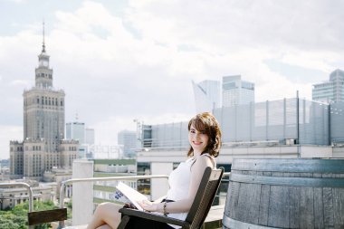 Kız Kültür Sarayı'nın Varşova, bir iş kadını bakan bir kitap okur. Bayan masada oturur, kahve içer ve işten rahatlatır. Ara çalışma. Güzel gün.