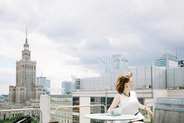 Kız Kültür Sarayı'nın Varşova, bir iş kadını bakan bir kitap okur. Bayan masada oturur, kahve içer ve işten rahatlatır. Ara çalışma. Güzel gün.