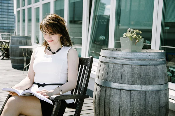 Kız Kültür Sarayı'nın Varşova, bir iş kadını bakan bir kitap okur. Bayan masada oturur, kahve içer ve işten rahatlatır. Ara çalışma. Güzel gün.