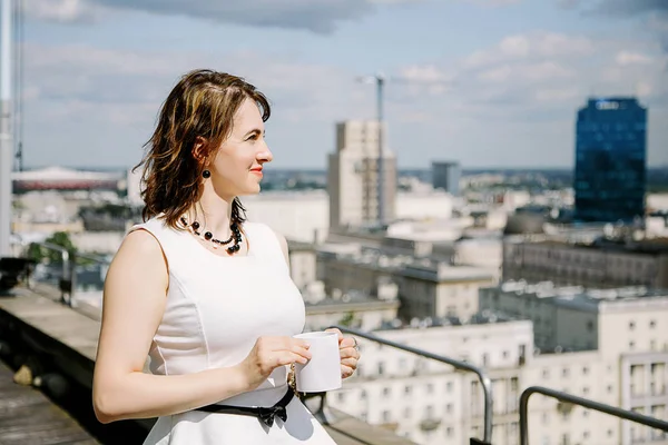 Kız Kültür Sarayı'nın Varşova, bir iş kadını bakan bir kitap okur. Bayan masada oturur, kahve içer ve işten rahatlatır. Ara çalışma. Güzel gün.