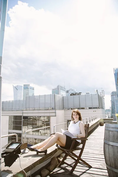 Kız Kültür Sarayı'nın Varşova, bir iş kadını bakan bir kitap okur. Bayan masada oturur, kahve içer ve işten rahatlatır. Ara çalışma. Güzel gün.