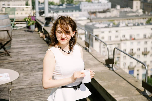 Kız Kültür Sarayı'nın Varşova, bir iş kadını bakan bir kitap okur. Bayan masada oturur, kahve içer ve işten rahatlatır. Ara çalışma. Güzel gün.