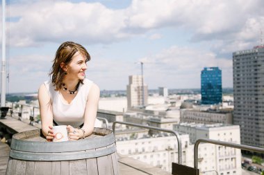 Kız Kültür Sarayı'nın Varşova, bir iş kadını bakan bir kitap okur. Bayan masada oturur, kahve içer ve işten rahatlatır. Ara çalışma. Güzel gün.