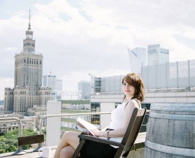 Kız Kültür Sarayı'nın Varşova, bir iş kadını bakan bir kitap okur. Bayan masada oturur, kahve içer ve işten rahatlatır. Ara çalışma. Güzel gün.