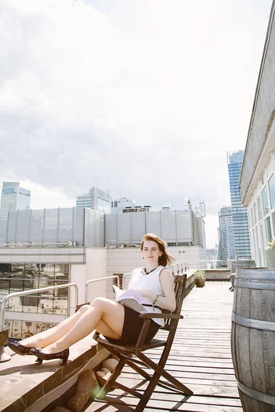 Kız Kültür Sarayı'nın Varşova, bir iş kadını bakan bir kitap okur. Bayan masada oturur, kahve içer ve işten rahatlatır. Ara çalışma. Güzel gün.