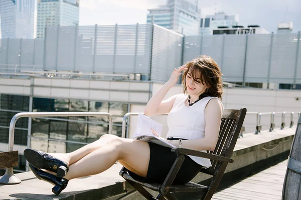 Kız Kültür Sarayı'nın Varşova, bir iş kadını bakan bir kitap okur. Bayan masada oturur, kahve içer ve işten rahatlatır. Ara çalışma. Güzel gün.