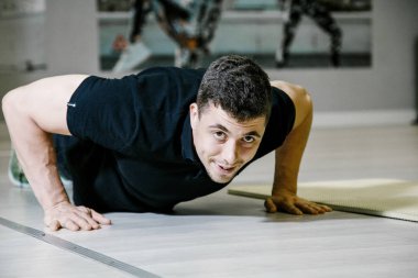 Basın pompalama adam. Bir atlet portresi. Halter kaldırma. Fiziksel egzersizler