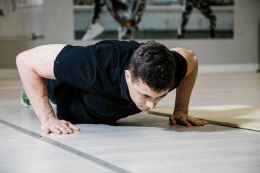 Basın pompalama adam. Bir atlet portresi. Halter kaldırma. Fiziksel egzersizler