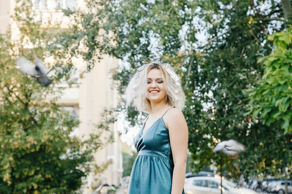 Chica Con Corte Pelo Mujer Joven Con Palomas Paseo Temprano — Foto de Stock