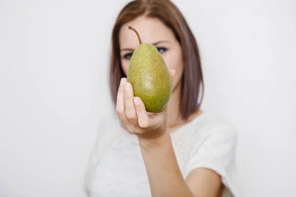 ジューシーな梨を持つ少女 彼女の手で果物を持つ若い女 自分たちの手で果物 — ストック写真