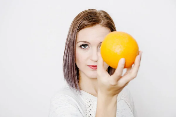 Donna Con Arancia Mano Giovane Donna Con Agrumi Arancione Sulla — Foto Stock