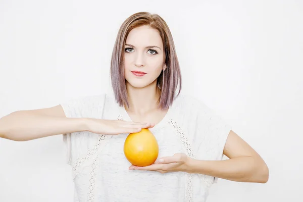 グレープ フルーツを手に持った女性 柑橘類を持つ若い女性 — ストック写真