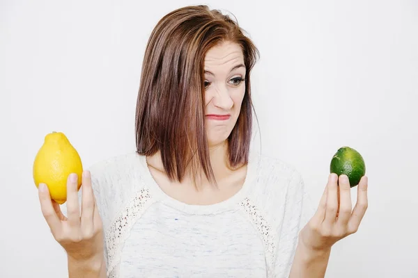 Ragazza Sceglie Tra Limone Lime Lime Limone Faccia Della Ragazza — Foto Stock