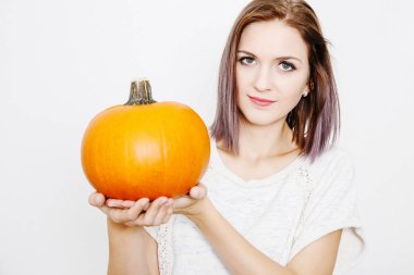 Kız sarı kabak onun elinde tutar. Kabak olan kadın. Onun elinde sarı kabak.