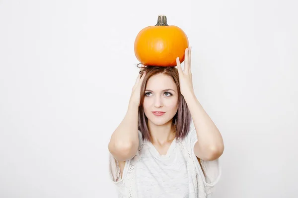 Jeune Fille Tient Citrouille Jaune Dans Ses Mains Jeune Femme — Photo