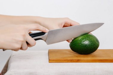 Kız sebze ve meyve bıçakla keser. Sebze ve meyve yağmur. Meyve ve sebze kesme.