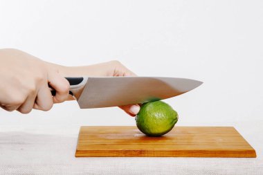 Kız sebze ve meyve bıçakla keser. Sebze ve meyve yağmur. Meyve ve sebze kesme.